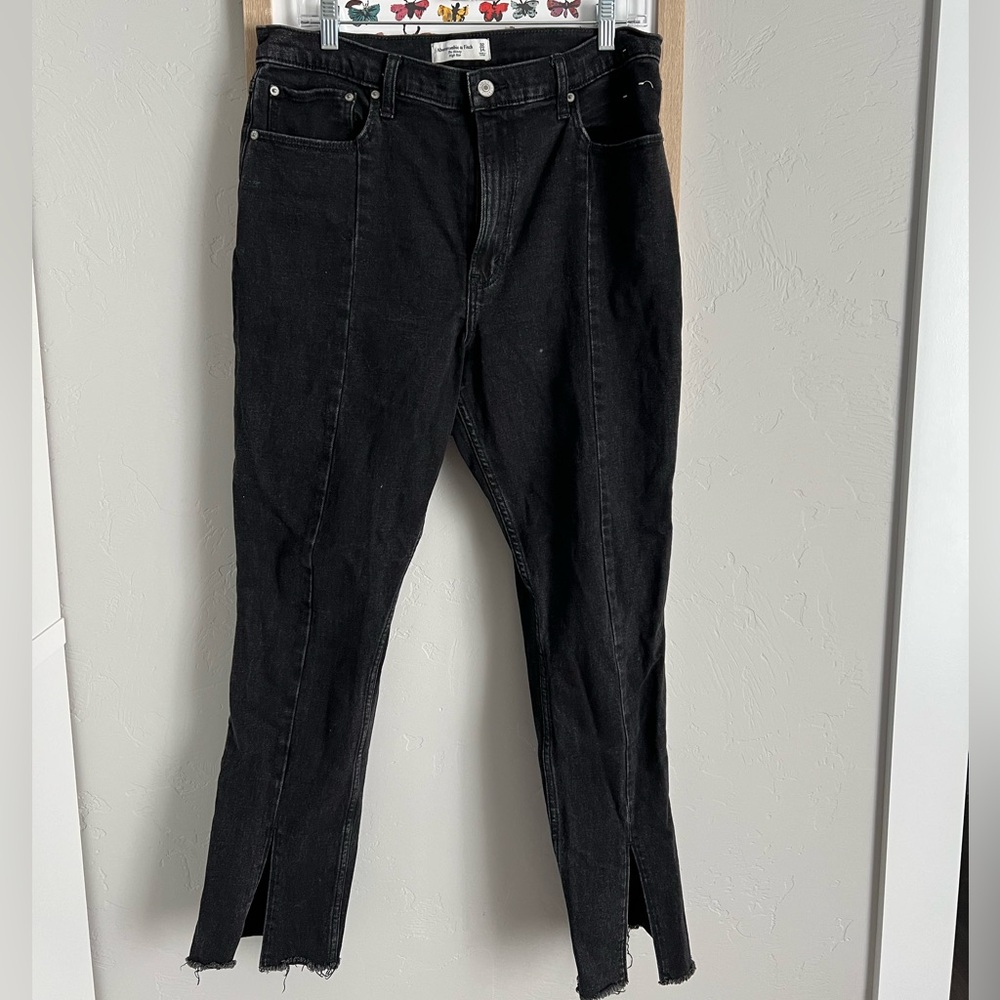 Abercrombie front seam split hem Jean